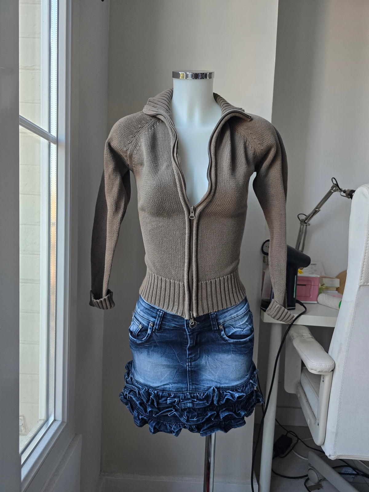 2000s vintage fitted ribbed zip sweater