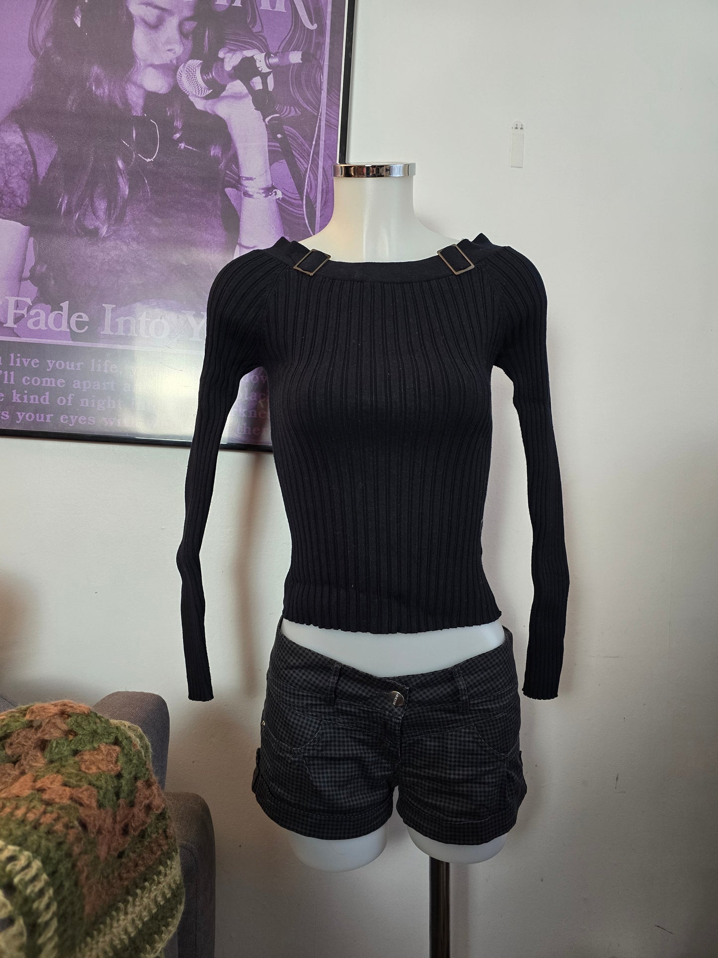 00s black ribbed fitted sweater