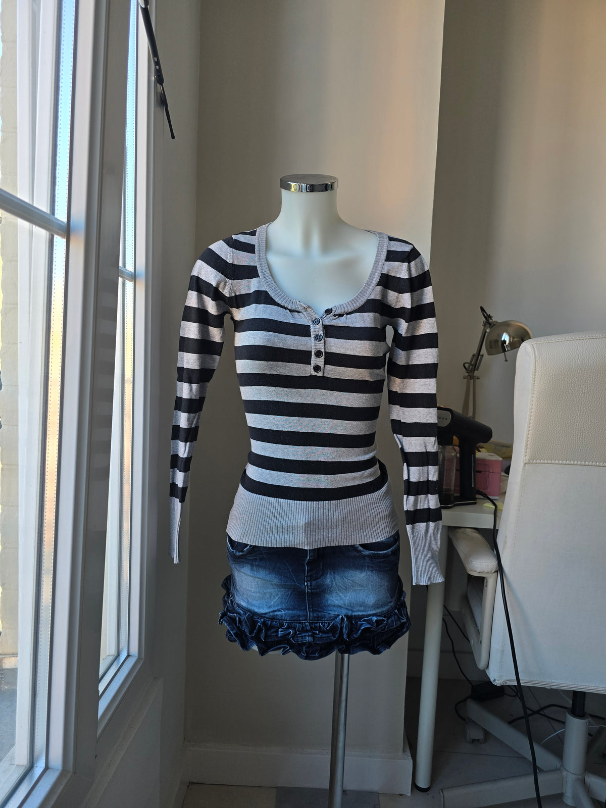 2000s vintage striped knit grey sweater