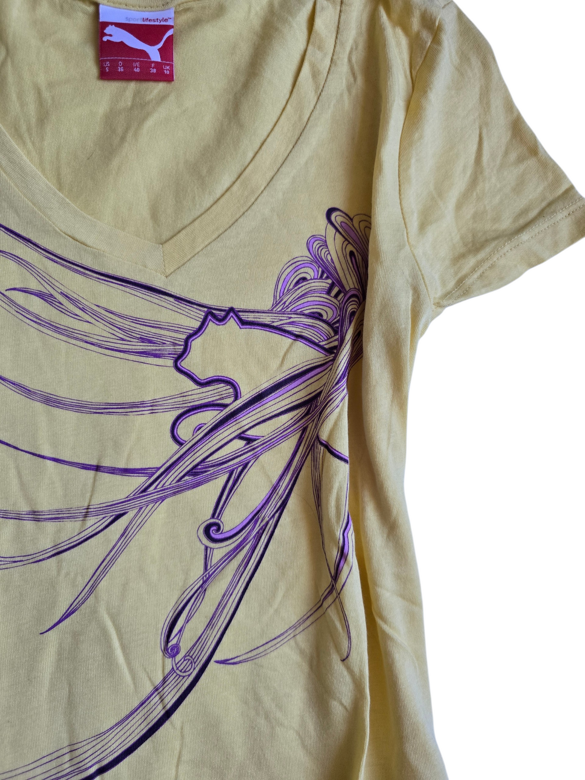 2000s vintage activewear graphic tshirt