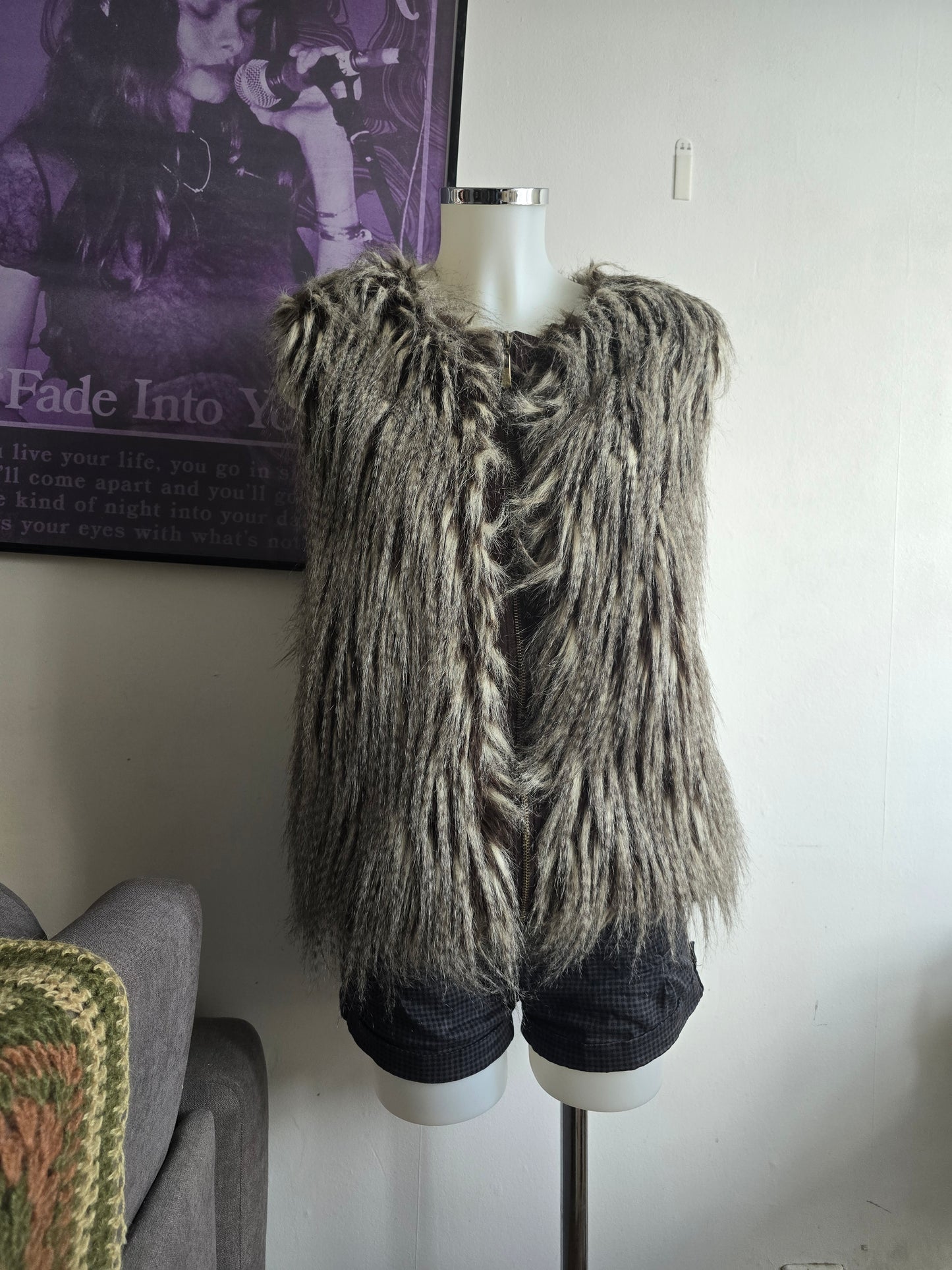 00s vintage indie sleaze faux fur sleeveless zip jacket